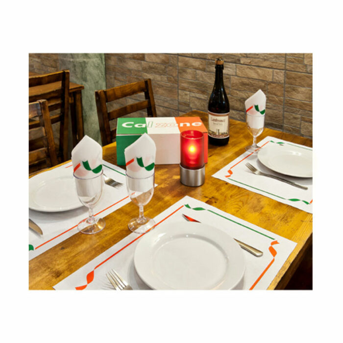 tableau avec serviette et set de table vert et rouge