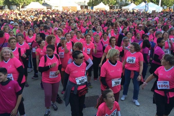 La place Colbert de Rochefort pour la course de la lutte contre le cancer du sein. 